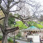 T2 Bright And Design At The Foot Of Sacre Coeur